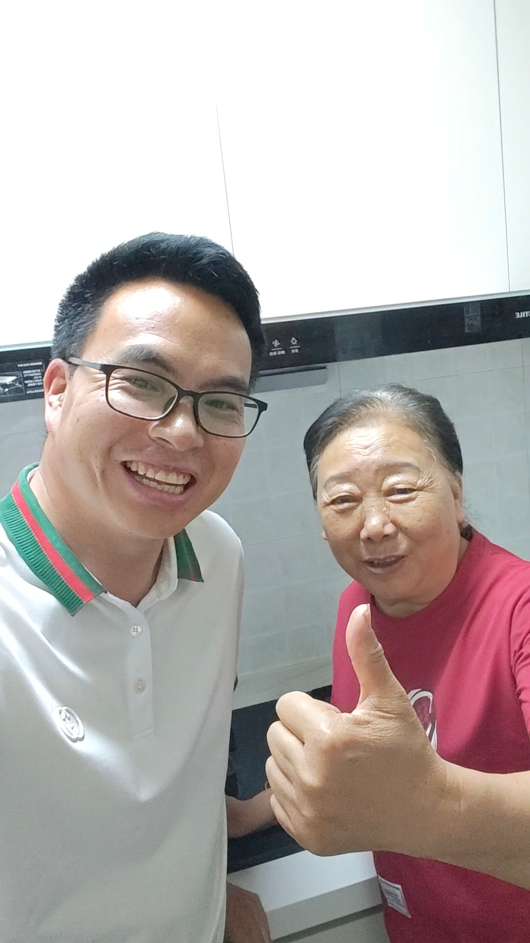 毛阿姨与天才哥厨房完工合影竖大拇指