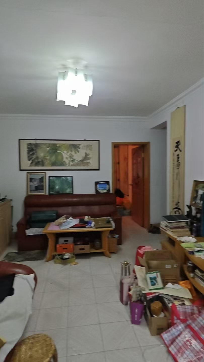 板机厂职工宿舍客厅改造前实拍 皮沙发+相框画+白色瓷砖