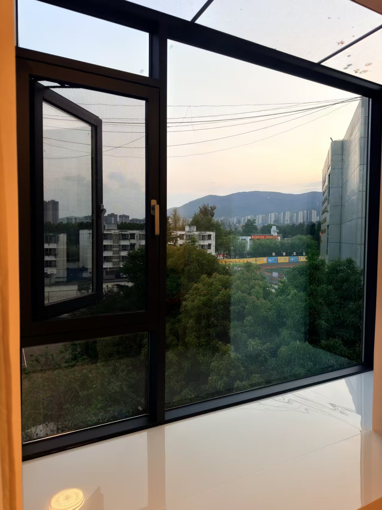 阳台傍晚落地窗远山夕阳景观