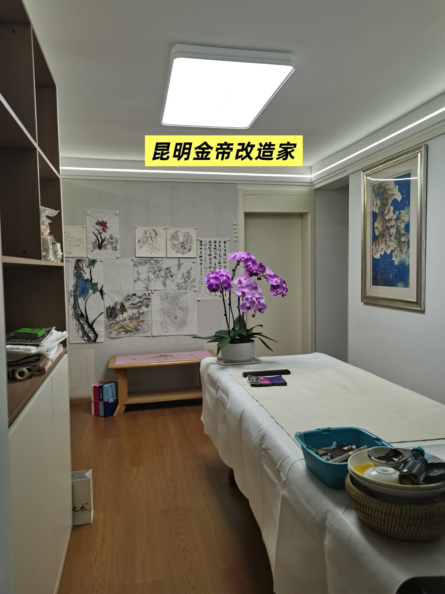 新迎住宅区章老师书房 通顶木格栅柜+书桌+原木色木地板+国画装饰